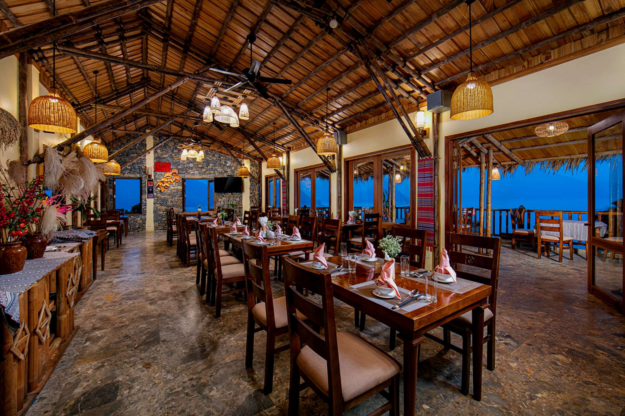 Không gian nhà hàng tại Mai Châu Hideaway